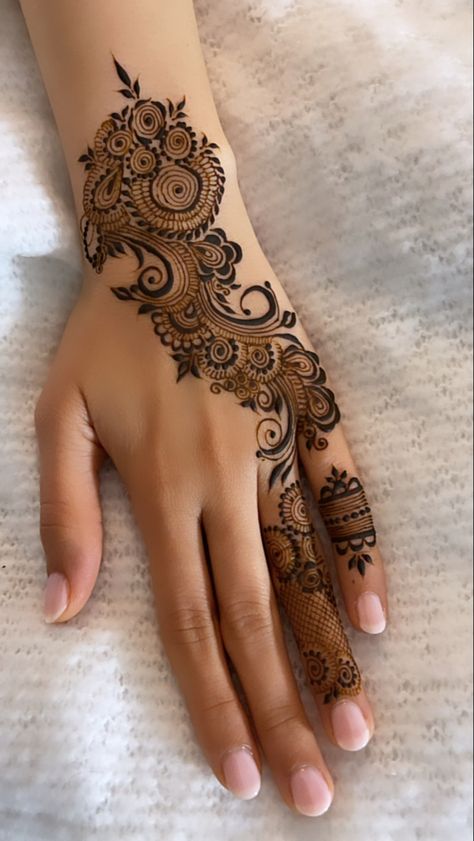 Henna inspiration, arabian henna, party henna, modern henna design, henna Simple Short Mehndi Designs, Short Mehendi, Simple Mehndi Art, Tattoo Design Mehndi, Mehndi Clothes, Bridal Henna Design, Mehndi Bridal, Palm Mehndi, Tattoo Mehndi