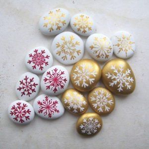 Jul Diy, Diy Christmas Paintings, Christmas Rock, Rock And Pebbles, Painted Rocks Diy, Rock Painting Ideas Easy, Rock Painting Patterns, Diy Holiday Decor, Rock Painting Designs