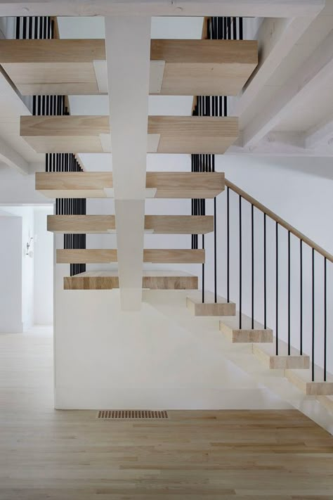 Scandinavian Stairs, Open Stairs, Contemporary Beach House, Open Staircase, Floating Stairs, Floating Staircase, Staircase Ideas, Wood Stairs, Modern Staircase