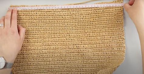 This is a guide to making a DIY raffia bag. Learn how to make a raffia bag by crocheting, with this simple step-by-step tutorial. Diy Raffia Bag, Raffia Bag Pattern Free, Crochet Raffia Bag Pattern Free, Rafia Bags Crochet Pattern, Abaca Bag, Raffia Bag Pattern, Diy Clutch Bag, Raffia Crochet, Clutch Pattern