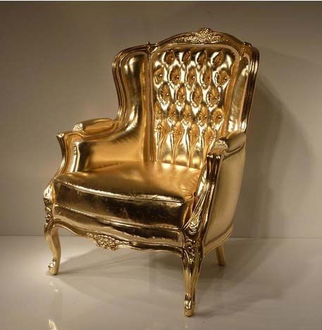 4002 GOLD LEAF TUFTED CHAIR IN ECO LEATHER This gold chair is sinfully glamorous. The frame is hand-carved and finished in a gorgeous gold leaf that brightens up any room The combination of the timeless frame design and the modern, gold leather upholstery makes it an incredibly fun and beautiful chair. Monochromatic is always a good option when that color is gold! Rocker Glam, Gold Everything, Royal Furniture, Gold Furniture, Gold Chair, Tufted Chair, Gold Aesthetic, Shades Of Gold, Beautiful Chair