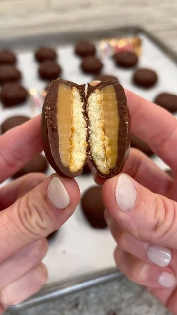 Vanilla Wafer Recipe Ideas, Homemade Twix Bites, Ghirardelli Melting Wafers Recipe, Vanilla Wafer Recipes, Mini Nilla Wafer Recipes, Recipes With Vanilla Wafers, Sugar Wafers Recipe, Nilla Wafer Recipes, Wafer Cookie Recipe