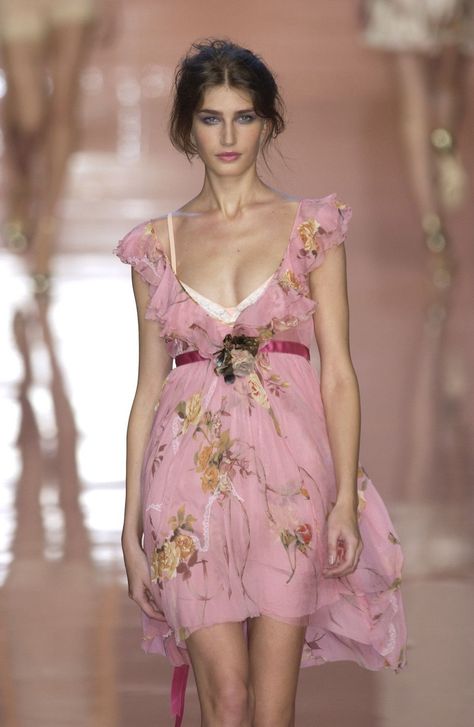 452bf208bf901322968557227b8f6efedesc43282278ri 2004 Runway, Runway Fashion Couture, Runway Pictures, Runway Models, Milan Fashion, Fashion Week Spring, Milan Fashion Week, Aesthetic Fashion, Couture Fashion