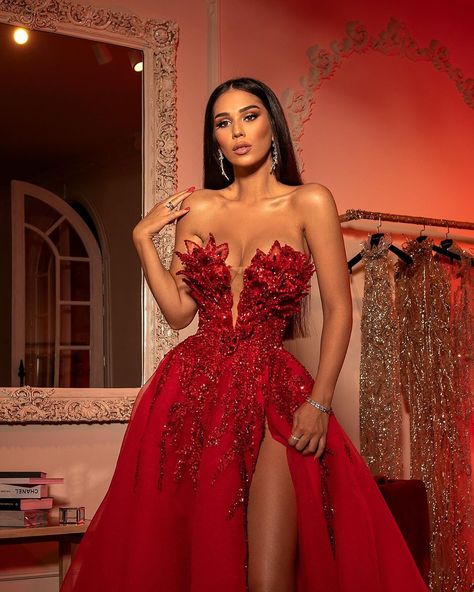 Albina Dyla on Instagram: “Elegant and passionate red dress ❤️ ‘COUTURE 2020’ by @albinadylaofficial @studiorreze @korabkusari #AlbinaDylawomen #albinadylacelebs…” Elegant Red Dress Long, Red Glam Dress, Red Glitter Prom Dress, Red Gala Dresses, Albina Dyla, Matric Dance Dresses, Glitter Prom Dress, Robes Glamour, Dress Couture