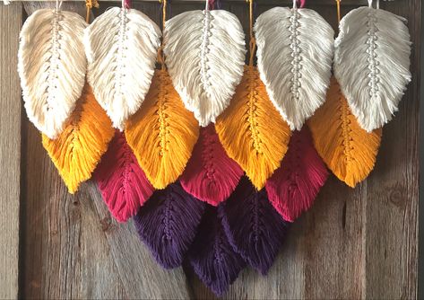 How To Make Yarn Leaves, Diy Yarn Leaves, Yarn Leaves, Macrame Idea, Leaves Macrame, Feather Macrame, Feather Garland, Macrame Feather Wall Hanging, Bohemian Crafts