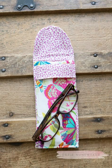 Sew a Stylish Sunglass Case with HeatnBond Fusible Fleece - Therm O Web Diy Sunglass Holder, Sunglass Case Pattern, Sew Eyeglass Cases, Diy Sunglasses Holder, Eyeglass Cases Pattern, Fabric Eyeglass Cases, Diy Sunglasses, Glass Cases, Quick Projects