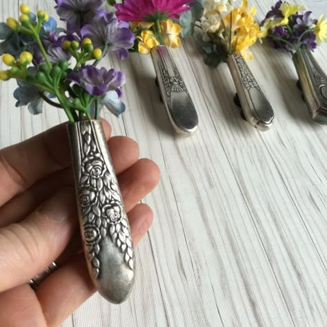 Spoon Display Ideas, Spoon Display, Knife Magnet, Flatware Crafts, Recycled Silverware, Silver Spoon Jewelry, Cutlery Art, Silverware Crafts, Fork Jewelry