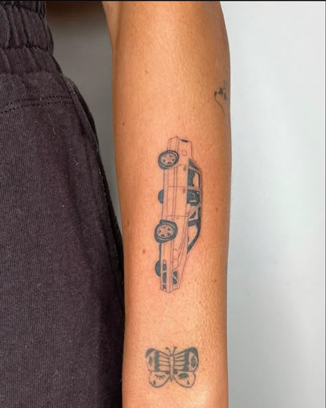 Taxi Tattoo, Corvette Tattoo, Vintage Car Tattoo, Europe Tattoos, Tattoo Dream, Wheel Tattoo, Stick Poke Tattoo, Tattoo 2024, Tiny Tats