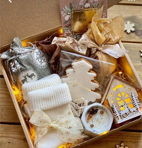 Festive Gift Boxes, Diy Christmas Box Gifts, Christmas Gift Box Packaging, Christmas Hamper Ideas, Diy Christmas Hampers, Christmas Box Ideas, Christmas Gift Box Ideas, New Year Hampers, Christmas Box Gift