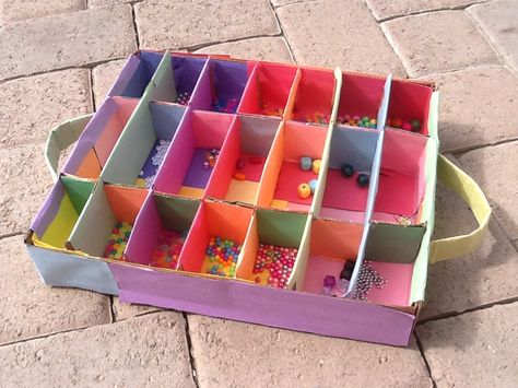 Easy DIY Bead Organizer :D All you need is some cardboard, colored paper, and a hot glue gun. Diy Bead Organizer, Beads Organizer, Bead Organizer, Bead Organization, Organization Diy, Glue Gun, Hot Glue Gun, Diy Organization, Colored Paper