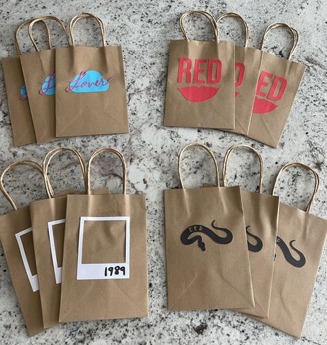 Taylor Swift Era Themed Party, Taylor Swift Birthday Party Reputation, Taylor Swift Swag Bag Ideas, Fearless Party Taylor Swift, Taylor Swift Party Gift Bags, Taylor Swift Loot Bag Ideas, Taylor Swift Goody Bag, Taylor Swift Lover Gift Ideas, Taylor Swift 1989 Themed Party