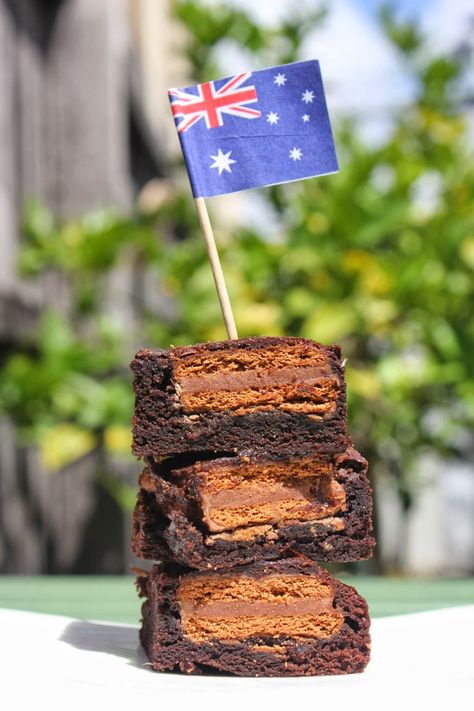 Green Gourmet Giraffe: Tim Tam Brownies for Australia Day Aussie Desserts, Australia Day Celebrations, Australian Desserts, Tim Tams, Aussie Food, Bbq Ideas, Australia Food, Tim Tam, Cookies Brownies