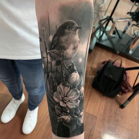 ⒸⒽⓇⒾⓈ ⒽⒾⓇⒶⓀⒶⓌⒶ on Instagram: “👹 One of my favourite robins I’ve done can’t wait to change that though!! :) Bookings closed so keep an eye out for future dates on my…” Robin Bird Tattoos, Bird Tattoo Sleeves, Robin Tattoo, Tattoo Perna, Nature Tattoo Sleeve, Family Tattoo Designs, Forearm Sleeve Tattoos, Nature Tattoo, Floral Tattoo Sleeve