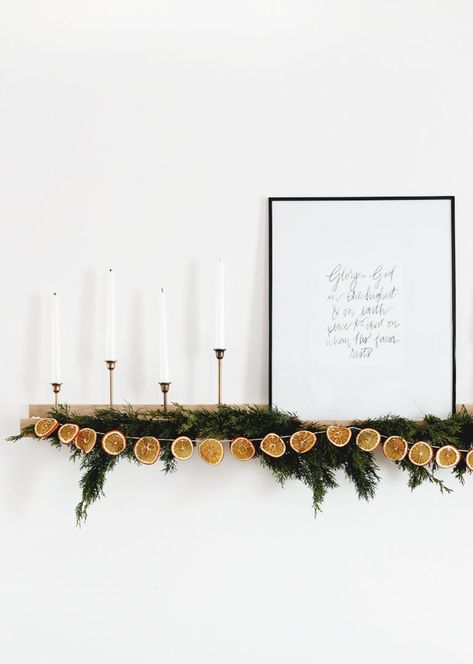 DIY Dried Orange Garland @themerrythought Orange Garlands, Dried Orange Garland, Natal Natural, Natural Christmas Decor, Natural Decor, Dried Oranges, Orange Garland, Christmas Time Is Here, Navidad Diy