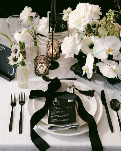 Classic Black And White Wedding Table, Black Wedding Table, White Table Settings, Black And White Wedding Theme, White Wedding Theme, Black And White Theme, Wedding Vision, Wedding 2025, Wedding Palette