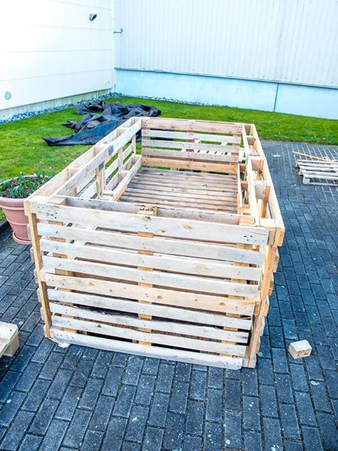 Ein Hochbeet selber bauen: Dein Paletten-Hochbeet-DIY mit vielen Extras | Einfaches Gärtnern Quick Saves, Pins