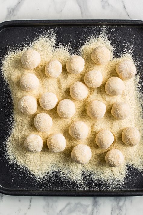 The Italians are experts at taking humble ingredients like ricotta, potato or semolina and shaping them into beautiful little dumplings to be adorned with sauce. Here are six different gnocchi varieties for you to try at home. Types Of Gnocchi, Semolina Gnocchi Recipes, Gnocchi Shapes, Semolina Gnocchi, Gnudi Recipe, Sous Vide Vegetables, Italian Gnocchi, Mushroom Recipes Vegan, Gnocchi Dishes