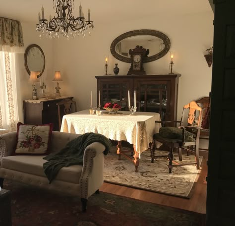 Southern Gothic Apartment, Antique Apartment Aesthetic, Southern Gothic Living Room, Femme Fatale Living Room, Witchy Dining Room, 1800s Decor, Sala Vintage, Vintage Inspired Room, Victorian Apartment