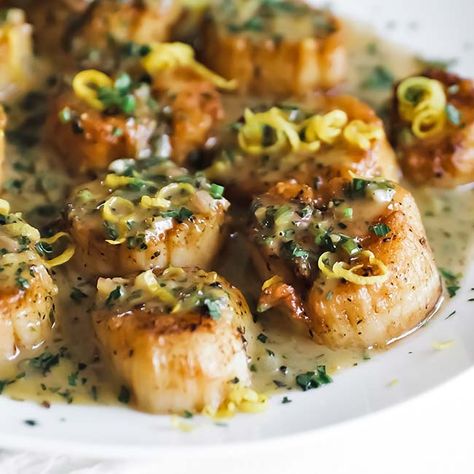 Pan Seared Sea Scallops Recipe | These Pan-Seared Scallops with Lemon Chive Butter are SO GOOD! Recipe at http://bit.ly/2s26iSH | By Chef Billy Parisi Sea Scallops Recipe, Seared Sea Scallops, Chef Billy Parisi, Fresh Scallops, Scallops Recipe, How To Cook Scallops, Billy Parisi, Country Boil, Pan Seared Scallops