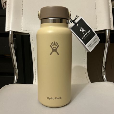 Limited Edition Whole Foods 32 oz Hydroflask Beech Whole Foods Hydro Flask, Yellow Hydroflask, Hydro Flask, Whole Foods, Yellow And Brown, Whole Food Recipes, Flask, Limited Edition, Brand New