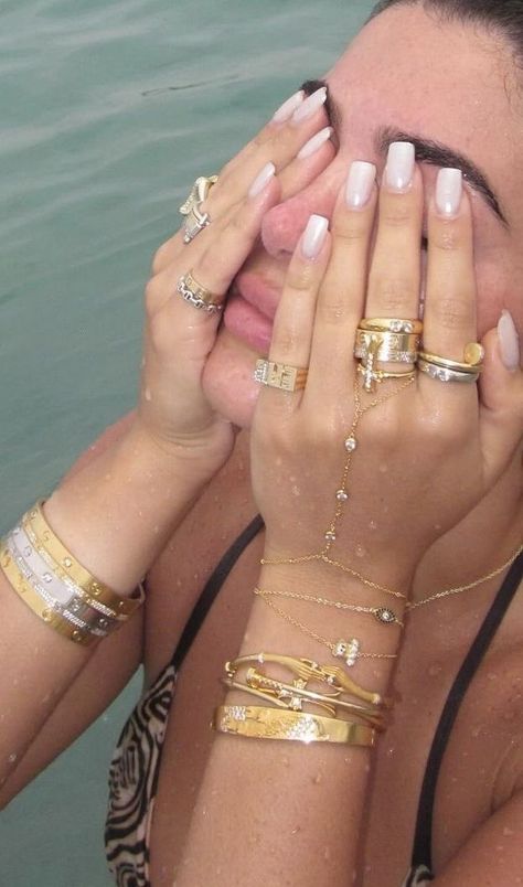 Xoxo Jewelry, Luxe Jewelry, Jewelry Accessories Ideas, Dope Jewelry, Jewelry Fashion Trends, Classy Jewelry, Jewelry Essentials, Stacked Jewelry, Jewelry Lookbook