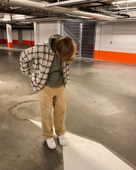 Baggy Tan Pants Outfit Men, Men Tan Pants Outfit, Baggy Flannel Outfit Men, Pinterest Boy Outfit, Tan Pants Outfit Men, Comfy Boy Outfits, Guy Style Aesthetic, Skater Guy Outfits, Simple Guy Outfits