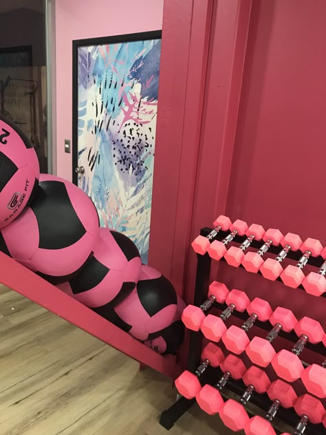 Pink Weights Aesthetic, Buff Barbie, Pink Home Gym, Gym Aesthetic Pink, Pink Gym Aesthetic, Weights Aesthetic, Pink Weights, Gym Barbie, Aesthetic Home Gym