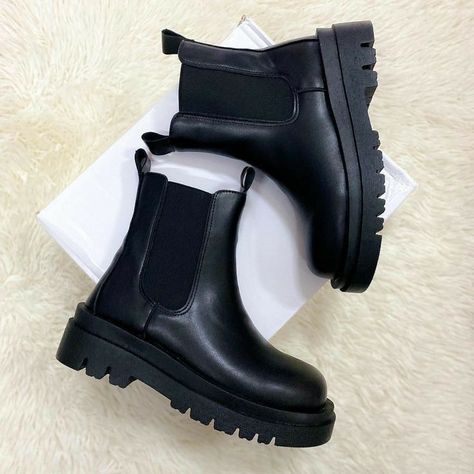 Chelsea Boots Outfit, Grunge Accessories, Nike Shoes Air Force, Womens Black Booties, Pretty Shoes Sneakers, Shoes Outfit Fashion, Women Platform Shoes, Fashion Eye Glasses, Boot Style