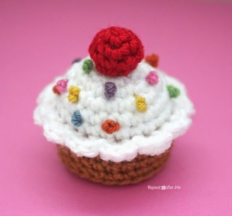 Crochet Cupcake - Repeat Crafter Me Crochet Mini Cupcake Free Pattern, Crochet Mini Cupcake, Crochet Cupcake Hat, Birthday Crochet, Cupcake Crochet, Cupcake Pattern, Crochet Cake, Crochet Cupcake, Repeat Crafter Me