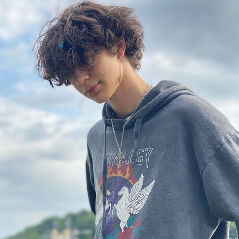 Fluffy Boy Haircut, Silly Hairstyles, Grunge Boy Haircuts, Ftm Haircut, Men Haircut Curly Hair, Mens Hairstyles Thick Hair, Wavy Hair Men, Wavy Haircuts, Haircut Inspiration