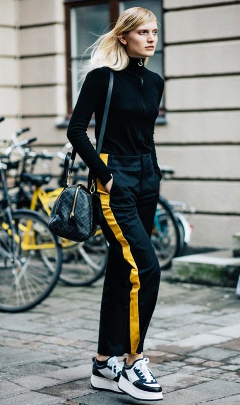 Zipper Turtleneck + Track Pants Early Fall Outfits, Body Suit Outfits, Looks Street Style, Sport Chic, Black And Yellow, Sporty Outfits, Sporty Chic, Fashion Week Street Style, Inspiration Mode