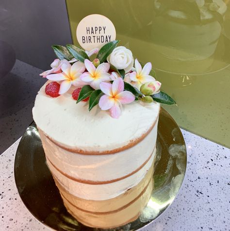 Frangipani flowers on cake. Frangipani Recipe, Frangipani Cake Birthday, Frangipani Pattern, Frangipani Jewellery, White Frangipani, Mum Birthday, 50th Birthday Party, Flower Cake, 50th Birthday