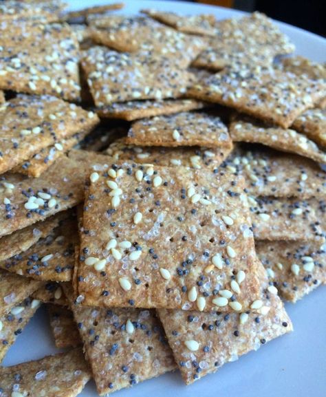 Whole Wheat Crackers Recipe, Wheat Crackers Recipe, Sesame Crackers, Homemade Crackers Recipe, Whole Wheat Crackers, Healthy Crackers, Wheat Crackers, Homemade Crackers, Sans Gluten Sans Lactose