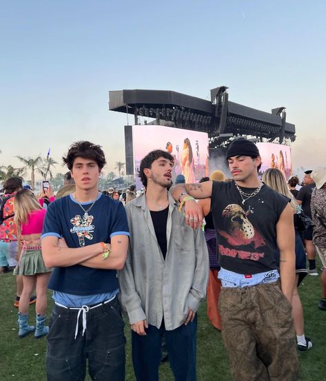 Men’s Festival Outfits Aus, Mens Lollapalooza Outfit, Coachella Fits Men, Coachella Guys Outfits, Festival Outfit Ideas Men, Lollapalooza Outfit Men, Festival Fits Men, Guy Coachella Outfits, Abel Carden