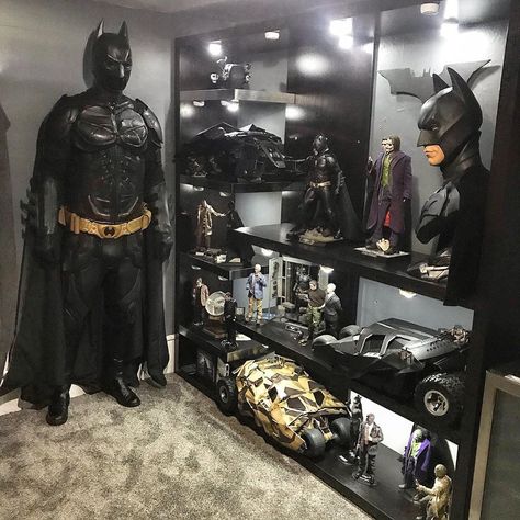 Batman Display Ideas, Geek Room Decor, Batman Cave, Batman Nails, Knight Suit, Friends Aesthetics, Comic Room, Batman Collection, Batman Room