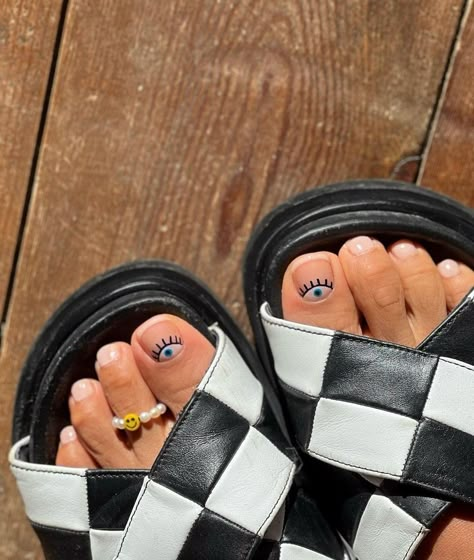 Funky Pedicure, Minimalist Pedicure, Trending Pedicure, Spring Pedicure Ideas, Unique Nail Ideas, Pedicure Trends, Pedicure Art, Spring Pedicure, Hang Nguyen