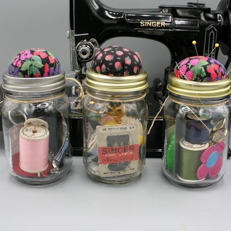 Mason Jar Sewing Kit, Diy Pin Cushion, Spool Crafts, Pin Cushions Patterns, Jelly Roll Quilt Patterns, Jar Centerpieces, Sewing Room Decor, Sewing Kits, Sewing Crafts Tutorials