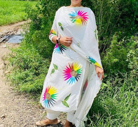 White Suit Painting Design, Painted Punjabi Suits, Hand Painted Punjabi Suits, Hand Painted Punjabi, Suit Painting, Painted Clothing, Hand Painted Dress, Fabric Painting On Clothes, Latest Dress Design