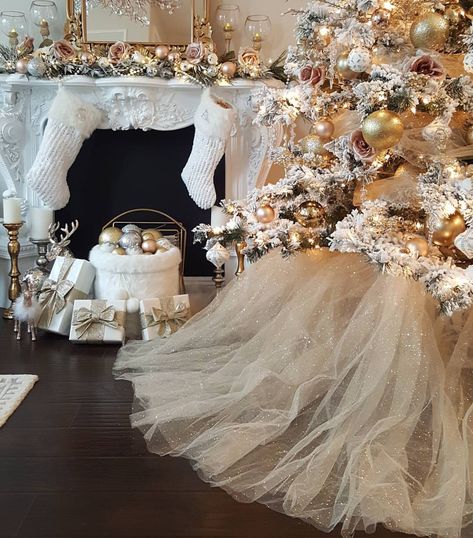 Angelika Cuahutle Gad انجيليكا on Instagram: “This year I left the skirt without my prop gifts that I usually wrap & put on top of it, but it's too pretty to cover up i thought! 😍 It…” Diy Tulle Christmas Tree, Tulle Christmas Tree Skirt, Tulle Tree, Tulle Christmas Tree, Christmas Tulle, Nutcracker Tree, Tulle Christmas Trees, Shabby Chic Christmas Tree, Diy Christmas Tree Skirt