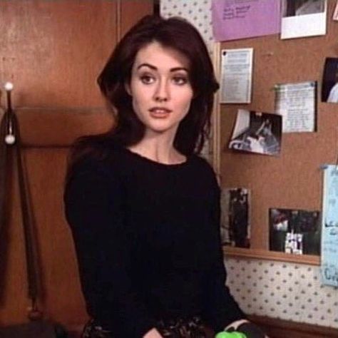 i don’t even watch bh90210 but i would happily let Brenda Walsh hit me with a car Beverly Hills 90210 Brenda, 90210 Brenda, Attractive Celebrities, Shannon Doherty, Brenda Walsh, Jennie Garth, 90s Makeup, Luke Perry, Shannen Doherty