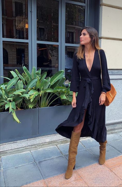 Boho Dress Boots Outfit, Midi Dress With Knee High Boots, Vestido Midi Outfit, Black Dress Brown Boots, Boho Style Outfits Winter, Dress And Boots Outfit, Black Dress And Boots, Dress Boots Outfit, Dresses With Boots