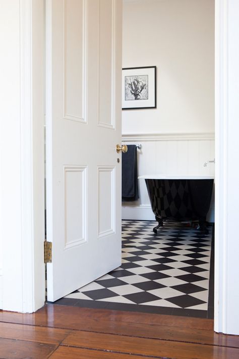 . Casa Rock, Checkered Floor, Black White Bathrooms, White Bathroom Tiles, Victorian Bathroom, Bad Inspiration, Black And White Tiles, Upstairs Bathrooms, Design Del Prodotto