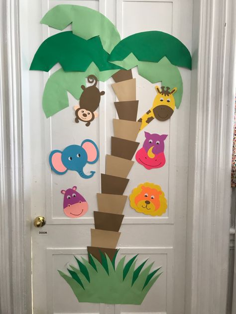 Jungle Animal Bulletin Board, Jungle Safari Bulletin Board Ideas, Zoo Animal Bulletin Board Ideas, Birthday Wall For Classroom, Safari Bulletin Board Ideas, Jungle Theme Classroom Preschool, Door Classroom Decoration, Classroom Jungle Theme, Diy Safari Decorations