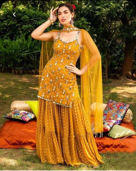 Dress For Haldi Function, Haldi Outfit For Bride, Yellow Sharara, Orang India, Haldi Dress, Sharara Designs, Haldi Outfits, Haldi Outfit, Gaun Fashion