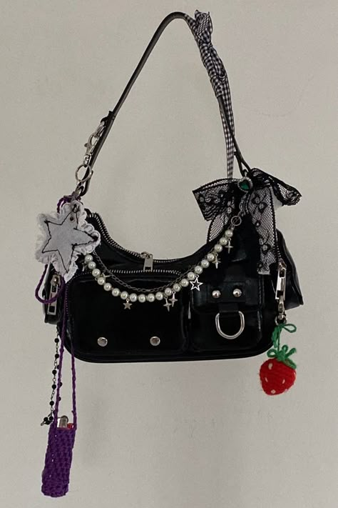 Black Bag With Charms, Decorated Bags, Accessorize Bags, My Style Bags, Inside My Bag, Dream Bag, Bag Decoration, What's In My Bag, Girly Bags