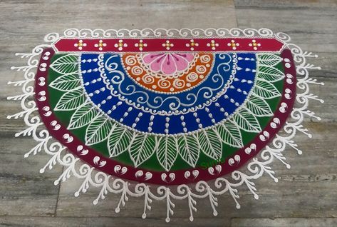 Suma's creative rangoli Semicircle Rangoli Designs, Semi Circle Rangoli Designs, Circle Rangoli, Freehand Rangoli, Rangoli Diwali, Simple Rangoli Designs Images, Simple Rangoli Border Designs, Rangoli Border, Rangoli Borders