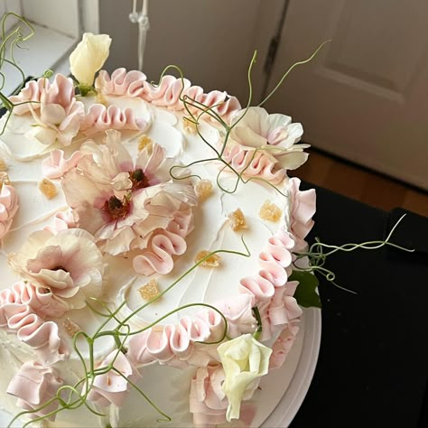 the tendrils the tendrils ! see how they dance ☆*ﾟ¨ﾟﾟ･* | Instagram Cake Decorating With Flowers, Sheet Cake With Flowers, 17th Cake, Wedding Cakes Spring, Flower Birthday Cake, Edible Flowers Cake, Birthday Cake Cake, Cake With Flowers, Birthday Cake With Flowers