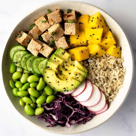 Vegetarian Rainbow Poke Rice Bowl Poke Rice Bowl, Easy Vegetarian Lunch Ideas, Poke Rice, Vegetarian Lunch Ideas For Work, Rice Bowls Vegetarian, Vegan Poke Bowl, Vegetarian Lunch Ideas, Avocado Maki, Lunch Ideas For Work