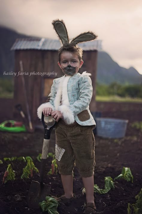 Bunny Alice In Wonderland, Peter Rabbit Costume, Animal Costume Ideas, Peter Rabbit Easter, Rabbit Halloween, Animal Makeup, Peter Rabbit Party, Rabbit Costume, Model Magazine