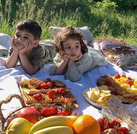 Family Picnic Aesthetic, Dolly Aesthetic, Mommy Daughter Dates, Picnic Photo Shoot, Picnic Inspo, Picnic Photoshoot, Kids Picnic, Family Park, Board For Kids